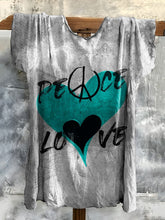 Load image into Gallery viewer, Retro Heart Graphic Casual Tee 383a